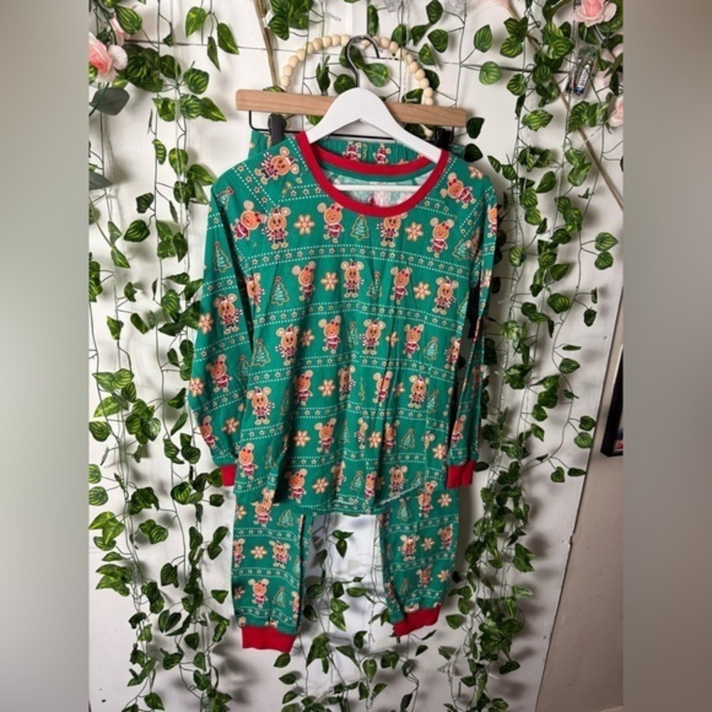Disney Parks Women's 2-Piece Cute Mickey & Minnie Gingerbread Cookie PJs - Picture 1 of 8